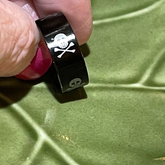 Black Tungsten Carbide Skull & Bones Ring Sz 8 - Picture 3 of 5